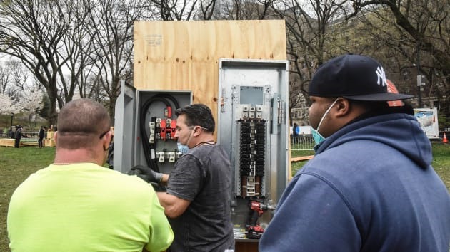 Thợ điện lắp đặt mạng lưới điện cho bệnh viện dã chiến ở Công viên Trung tâm, thành phố New York. Ảnh: Getty.