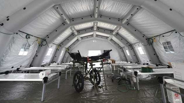 Giường bệnh và cáng bên trong một lều tại bệnh viện dã chiến New York. Ảnh: AP.