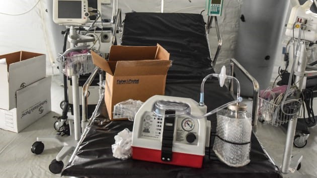 Máy thở và các thiết bị khác đặt bên trên một giường bệnh ở bệnh viện dã chiến New York. Ảnh: CNBC.