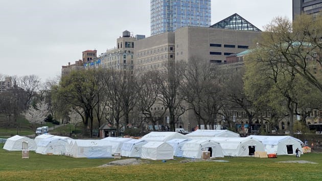Bệnh viện dã chiến ở Công viên Trung tâm sẽ đưa vào hoạt động trong ngày 31.3. Cho đến nay, 66.497 người đã thử nghiệm dương tính với virus SARS-CoV-2 trên toàn bang New York và 9.517 bệnh nhân hiện đang nhập viện, Thống đốc Andrew Cuomo thông tin ngày 31.3, theo CNN. Ảnh: CNBC.