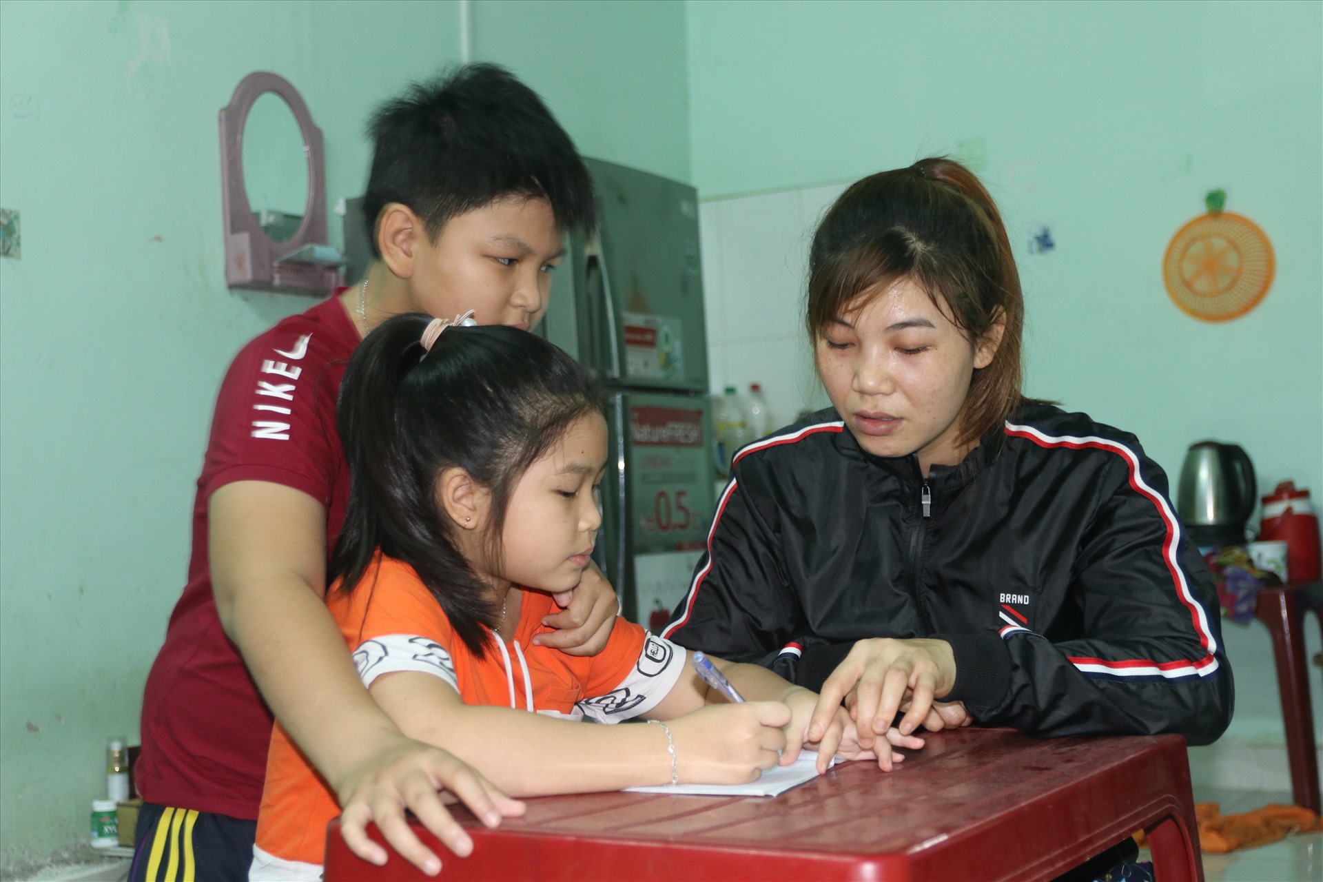 Hơn 1 tháng nghỉ việc mẹ con chị Hạnh dành thời gian ở trong phòng cho con học bài. Ảnh: P.Linh
