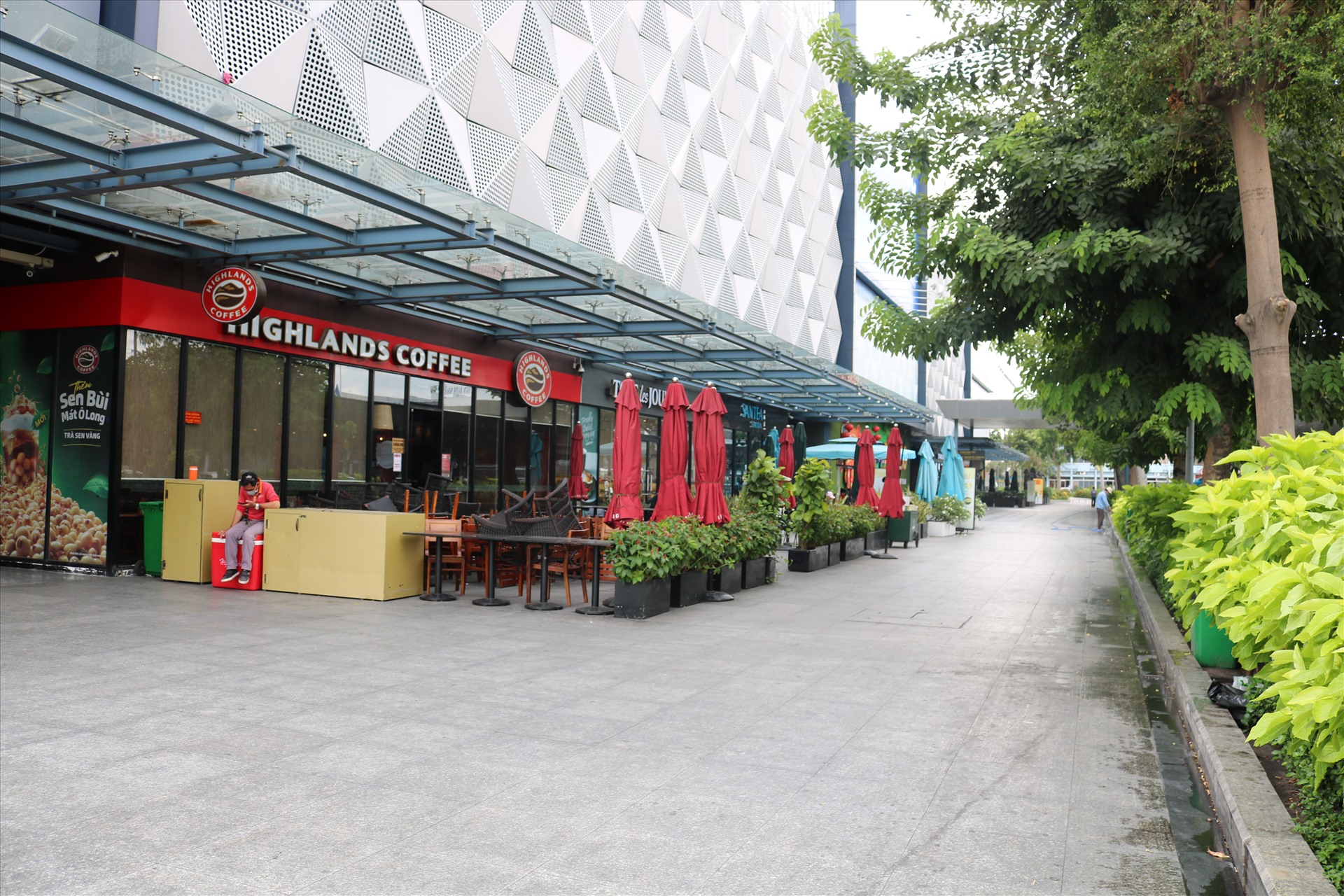 CỬA HÀNG HIGHLANDS COFFEE TRONG GA QUỐC TẾ SÂN BAY TÂN SƠN NHẤT PHỤC VỤ KHÁCH XUẤT CẢNH