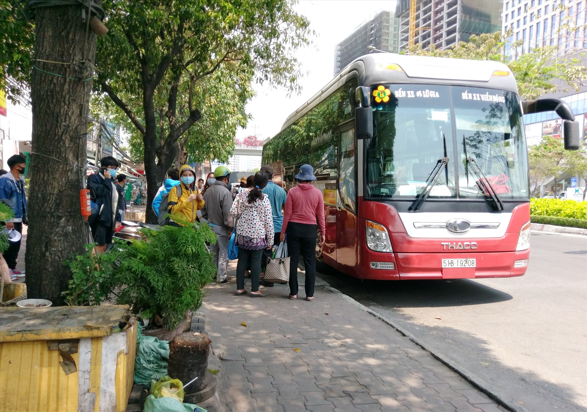 Hàng chục hành khách xếp hàng chờ lê xe Thành Bưởi trên đường Điện Biên Phủ.  Ảnh: Minh Quân