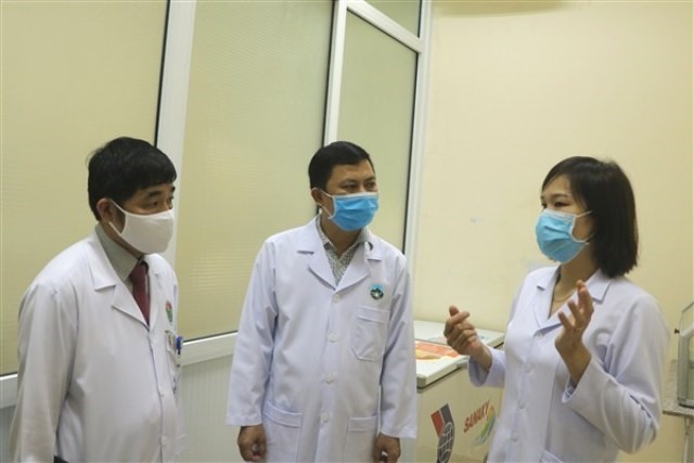 Giám đốc Sở Y tế Hà Tĩnh Lê Ngọc Châu (giữa) kiểm tra Phòng xét nghiệm COVID-19 của Bệnh viện đa khoa Hà Tĩnh