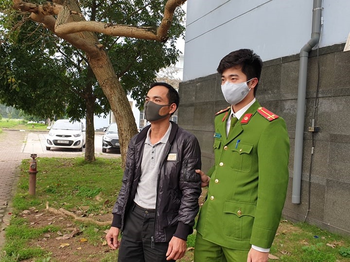 Công an huyện Thanh Trì khởi tố, tạm giam đối tượng đổ thải xuống sông Hồng.