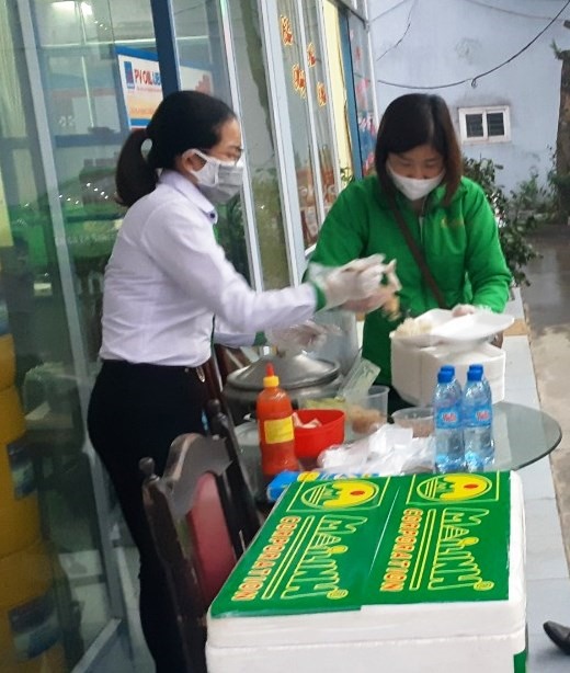 Cán bộ Công đoàn Cty Mia Linh Ninh Bình chuẩn bị đồ ăn sáng để phát cho lái xe. Ảnh: NT