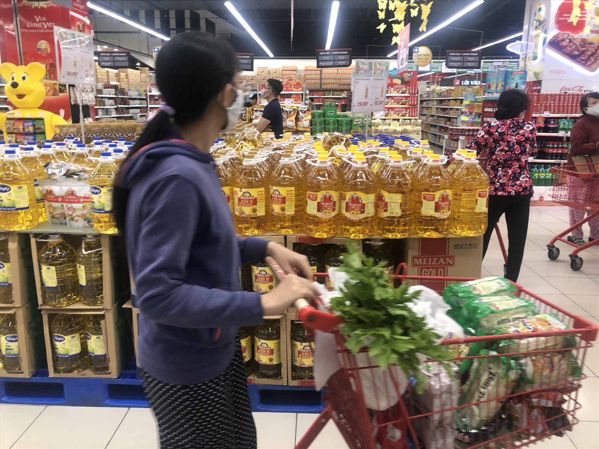Chị Nhung (nhà ở Ninh Kiều) chia sẻ: Chị thấy các mặt hàng đang được giảm giá, nên mua nhiều để sử dụng sẵn hạn chế đi lại những ngày cách ly toàn xã hội luôn, chị biết siêu thị vẫn mở cửa nhưng hạn chế đi vẫn tốt hơn. Ảnh: S.H