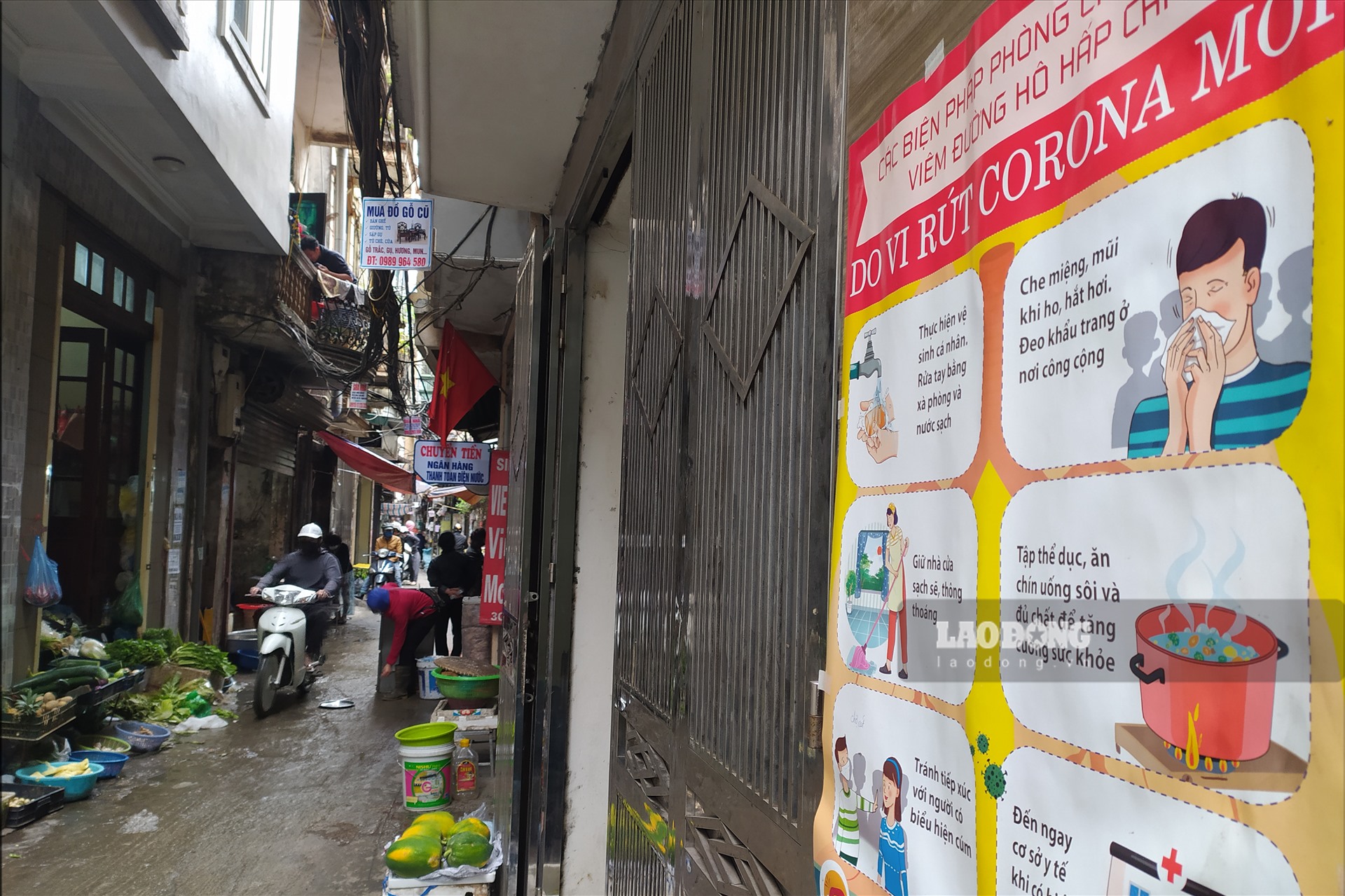 Ngày 31.3, theo ghi nhận của phóng viên, từ đầu giờ sáng, chợ cóc nằm dọc trong con ngõ trên phố Hào Nam đã đặc kín người mua bán, tụ tập trong khi dịch bệnh Covid-19 đang diễn biến phức tạp.
