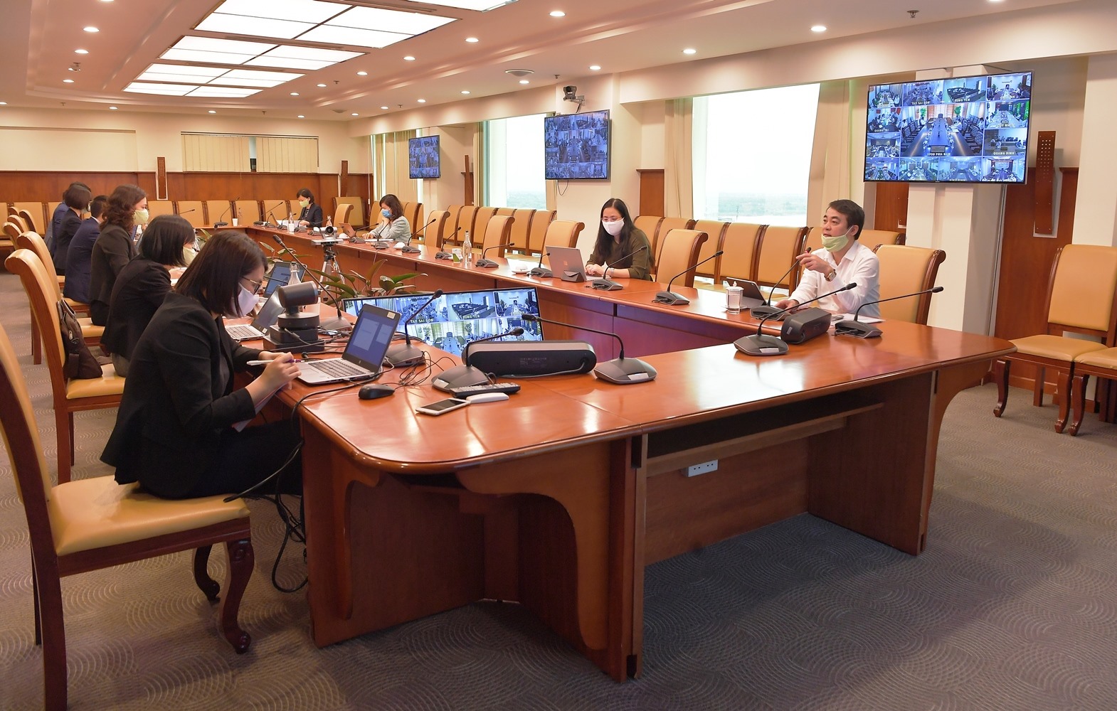 Chủ tịch HĐQT Vietcombank Nghiêm Xuân Thành phát biểu tại hội nghị toàn hệ thống ngày 30.3 để đánh giá việc triển khai các biện pháp hỗ trợ doanh nghiệp. Ảnh: N.H