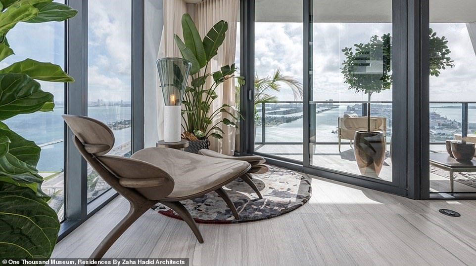 Tòa nhà được bao quanh với các cửa kính rộng cao từ sàn nhà đến trần mang đến một góc nhìn hiếm có về Miami. Ảnh: Daily Mail.