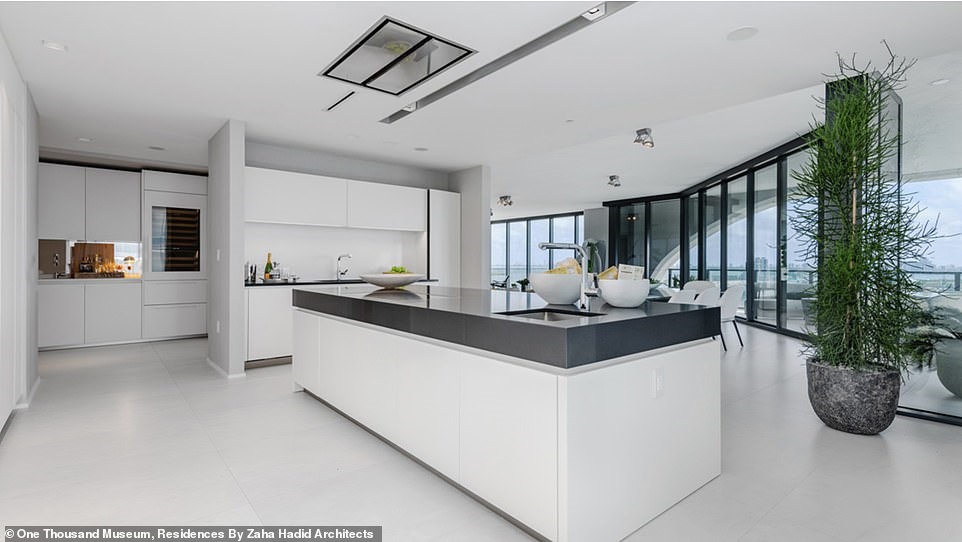Nhà bếp với đầy đủ thiết bị hiện đại là nơi lý tưởng để Victoria Beckham và con gái Harper, 8 tuổi trổ tài nấu nướng. Ảnh: Daily Mail.