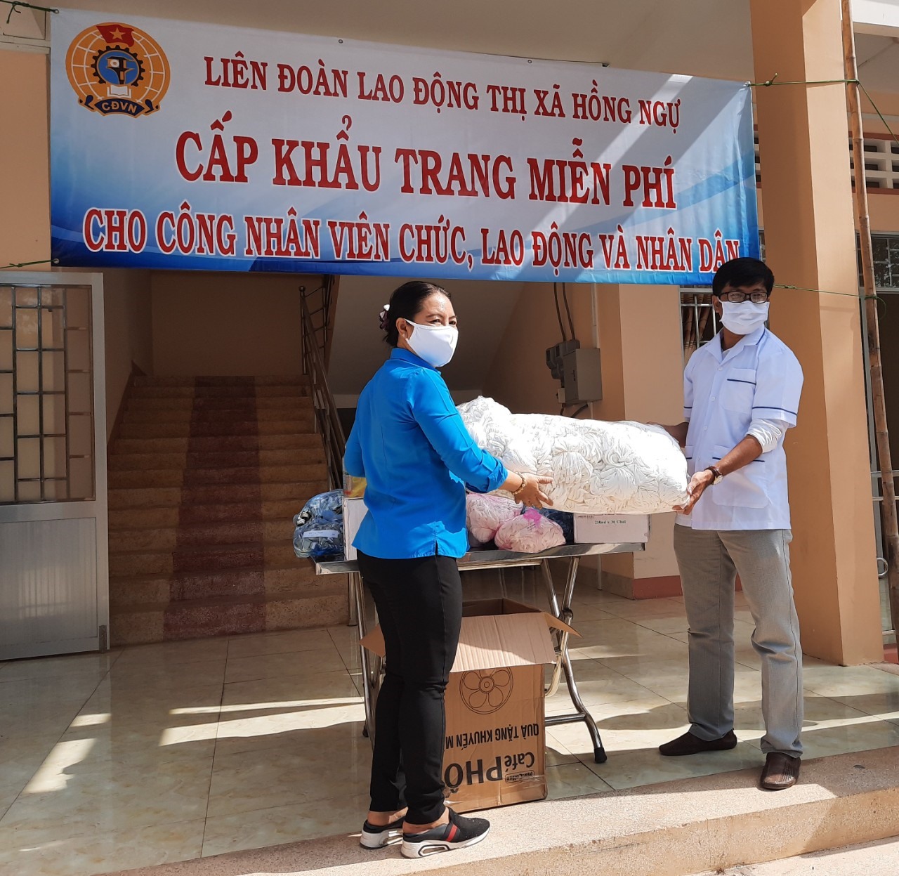 Hơn 2000 chiếc khẩu trang và nước rửa tay được tặng cho lượng y tế đang làm việc trong mùa dịch COVID-19. Ảnh:PT