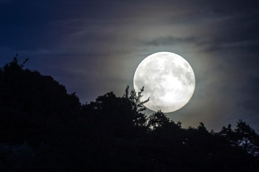 Người yêu thiên văn ở Việt Nam có thể quan sát siêu trăng vào 8.4 này. Ảnh: Forbes.