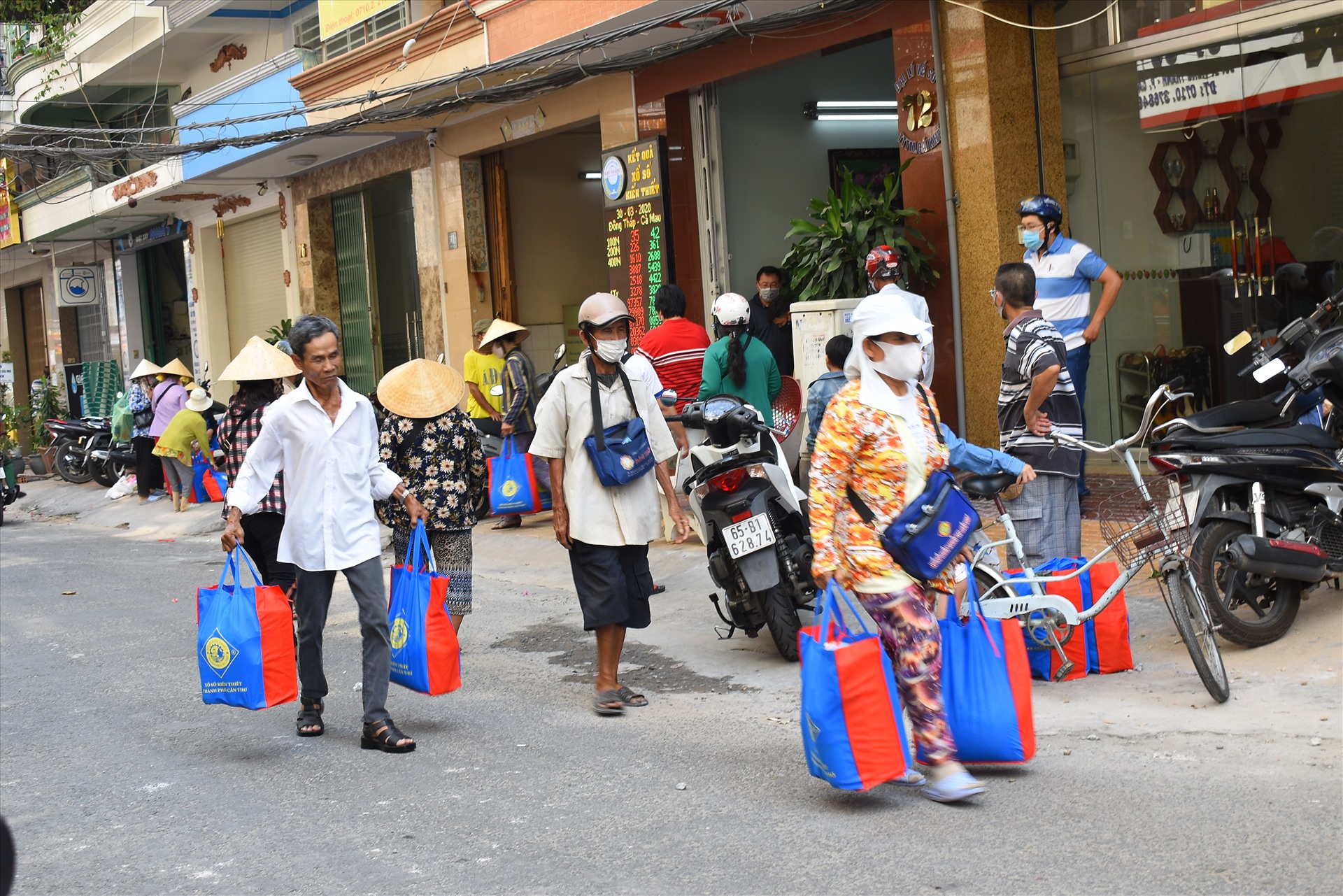 Chiều ngày 31.3, một số đại lý vé số ở phường Tân An, quận Ninh Kiều đã hỗ trợ những người bán vé số dạo những phần qua đáp ứng nhu cầu thiết yếu.