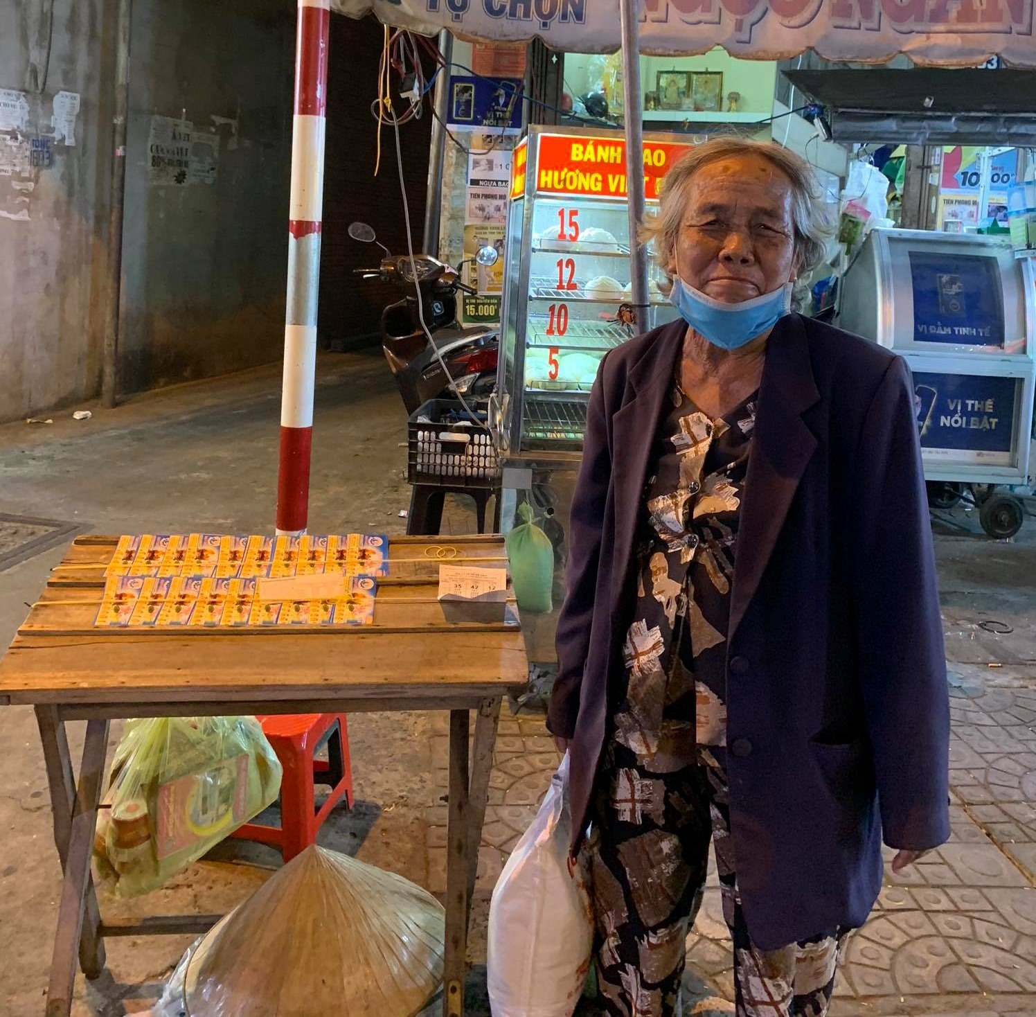 Chị Dung, chủ cửa hàng thời trang ở quận Ninh Kiều, TP.Cần Thơ cùng những người bạn đã đóng góp, dành tặng 120 thùng mì gói và 200 ký gạo cho những người bán vé số dạo và những người lao động nghèo khổ khác