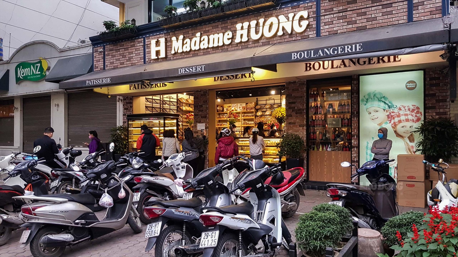 Mặc dù tiệm bánh của Madam Huong ở phố Lý Thường Kiệt (quận Hoàn Kiếm, Hà Nội) không phải là cửa hàng thiết yếu, không thuộc danh mục các cửa hàng được phép mở cửa trong giai đoạn cao điểm chống dịch, tuy nhiên, tiệm bánh của nữ doanh nhân này vẫn mở cửa, bán hàng cho khách.