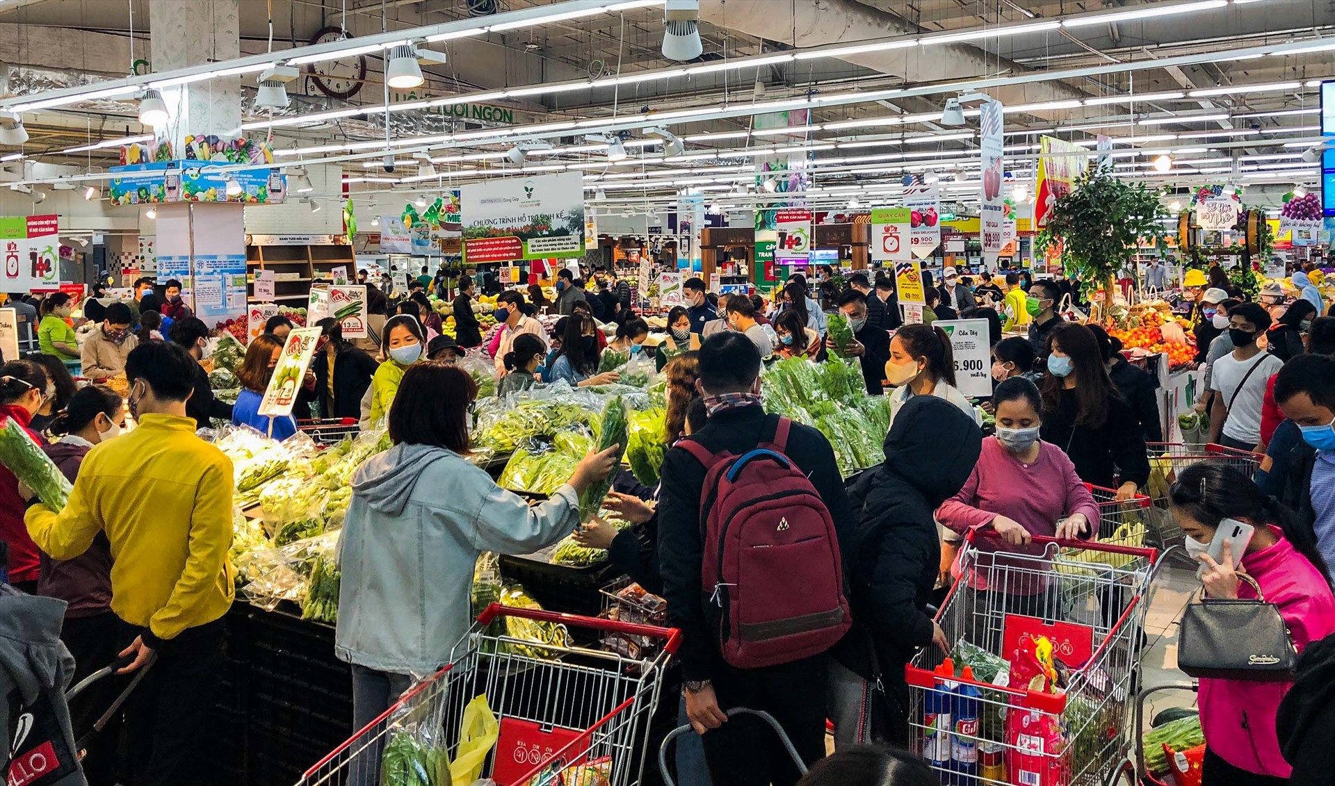 Ghi nhận tại hệ thống siêu thị Big C tối ngày 31.3, lượng khách ùn ùn đổ về mua sắm.