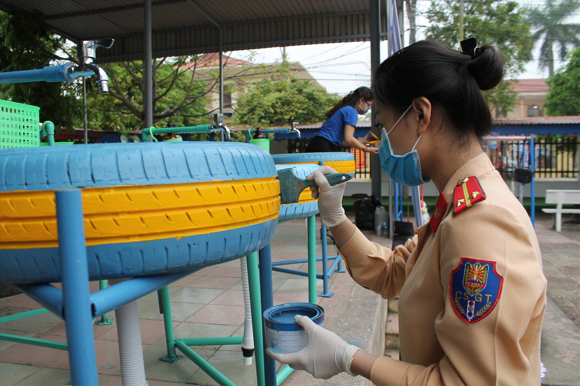 Để hoàn thiện hơn 30 bồn rửa tay chuyển về 16 xã, thị trấn huyện An Dương, các đoàn viên, thanh niên tranh thủ ngày nghỉ, sau giờ làm việc cùng nhau quét dọn,sơn vẽ.... Ảnh MD