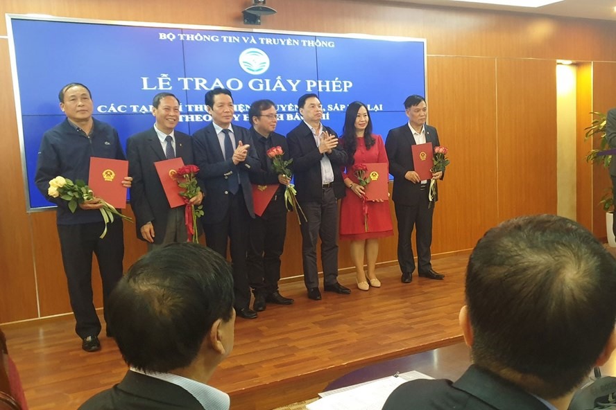 Ông Hoàng Vĩnh Bảo, Thứ trưởng Bộ TTTT (thứ 3 từ trái sang) ông Lê Mạnh Hùng, Phó trưởng Ban Tuyên giáo Trung ương (thứ 3 từ phải sang) trao giấy phép cho các tạp chí trong sự kiện ngày 4.3.2020.