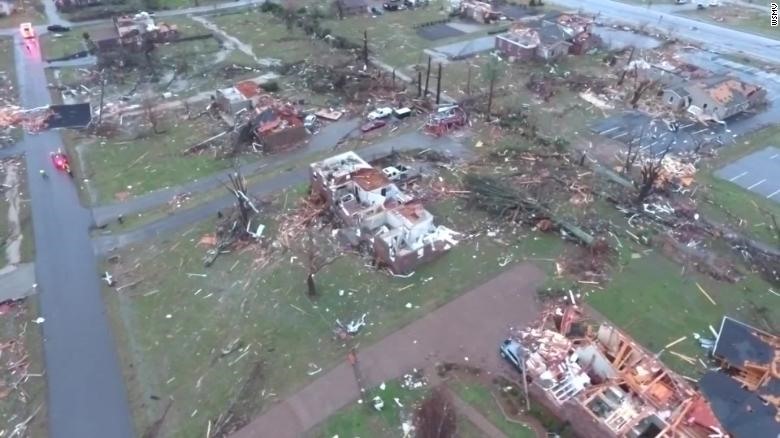 Một vài hình ảnh hiện trường sau trận lốc xoáy ở bang Tenneessee. Ảnh: CNN.