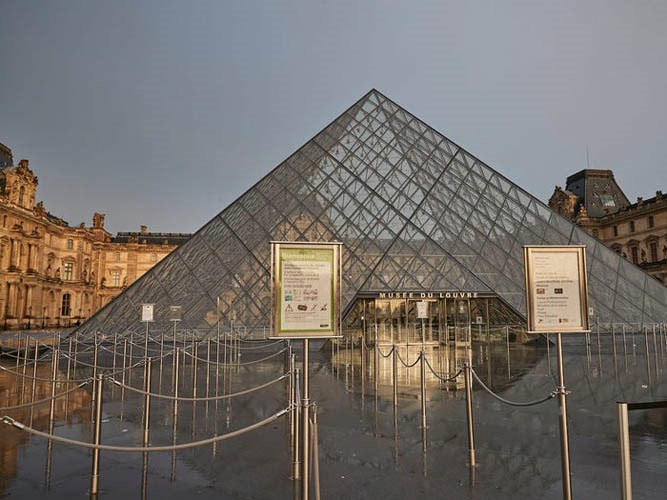 Tính đến sáng 4.3, COVID-19 đã khiến 212 ca nhiễm trong đó có 4 người tử vong. Bảo tàng Louvre ở Paris vốn cũng rất đông đúc khách tham quan. Nhưng những ngày gần đây, bảo tàng vắng lặng như tờ vì nó đã bị đóng cửa để ngăn sự lây lan của COVID-19.