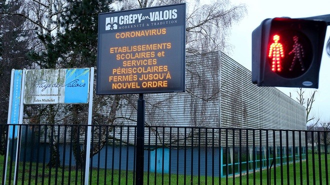 Lo ngại dịch COVID-19 lây lan, Pháp đã cho đóng cửa hơn 100 trường học. Trong hình là thông báo bên ngoài trường một trường trung học ở vùng Oise về việc đóng cửa tạm thời các trường học trong khu vực để ngừa dịch COVID-19 lây lan. Ảnh: CNN.