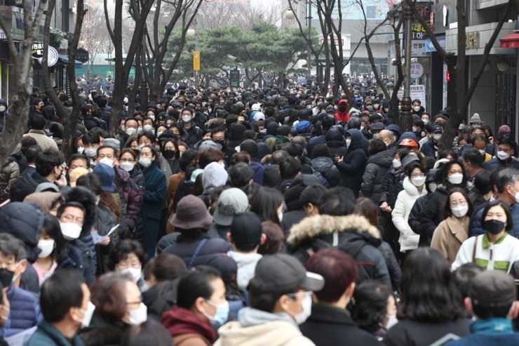 Người dân ở Seoul tập trung mua khẩu trang giảm giá tại trung tâm thương mại hôm 2.3. Ảnh: Yonhap.