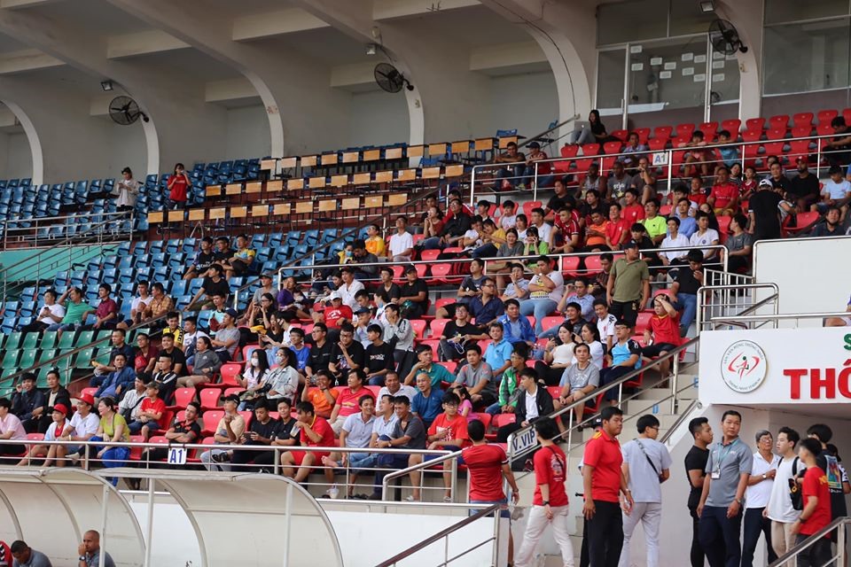 Sân Thống Nhất tổ chức trận Siêu Cúp Quốc gia giữa TP.HCM và Hà Nội hôm 1.3 chỉ đón vỏn vẹn 100 khán giả vào sân. Ảnh: Đình Thảo