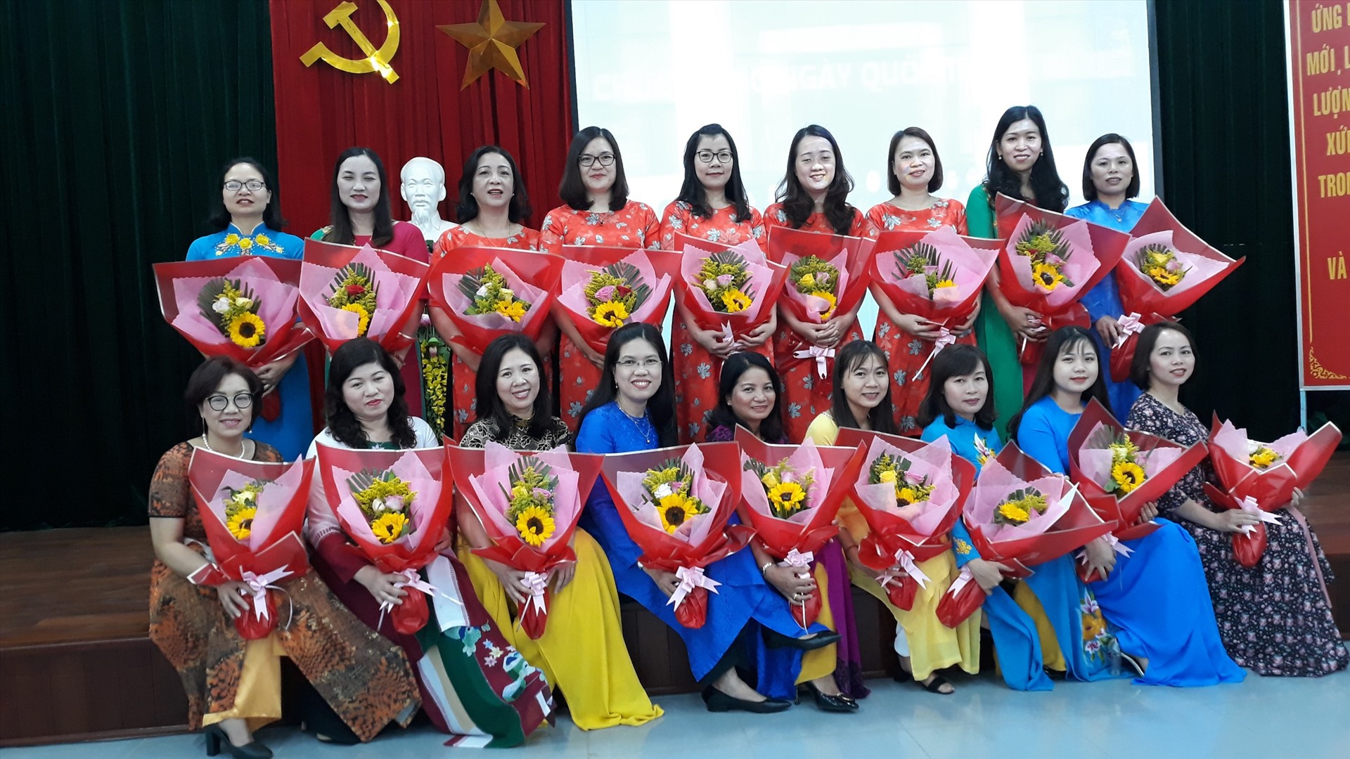 Trong tất cả các loại trang phục thì áo dài tôn vinh được hết nét đẹp của người phụ nữ Việt.
