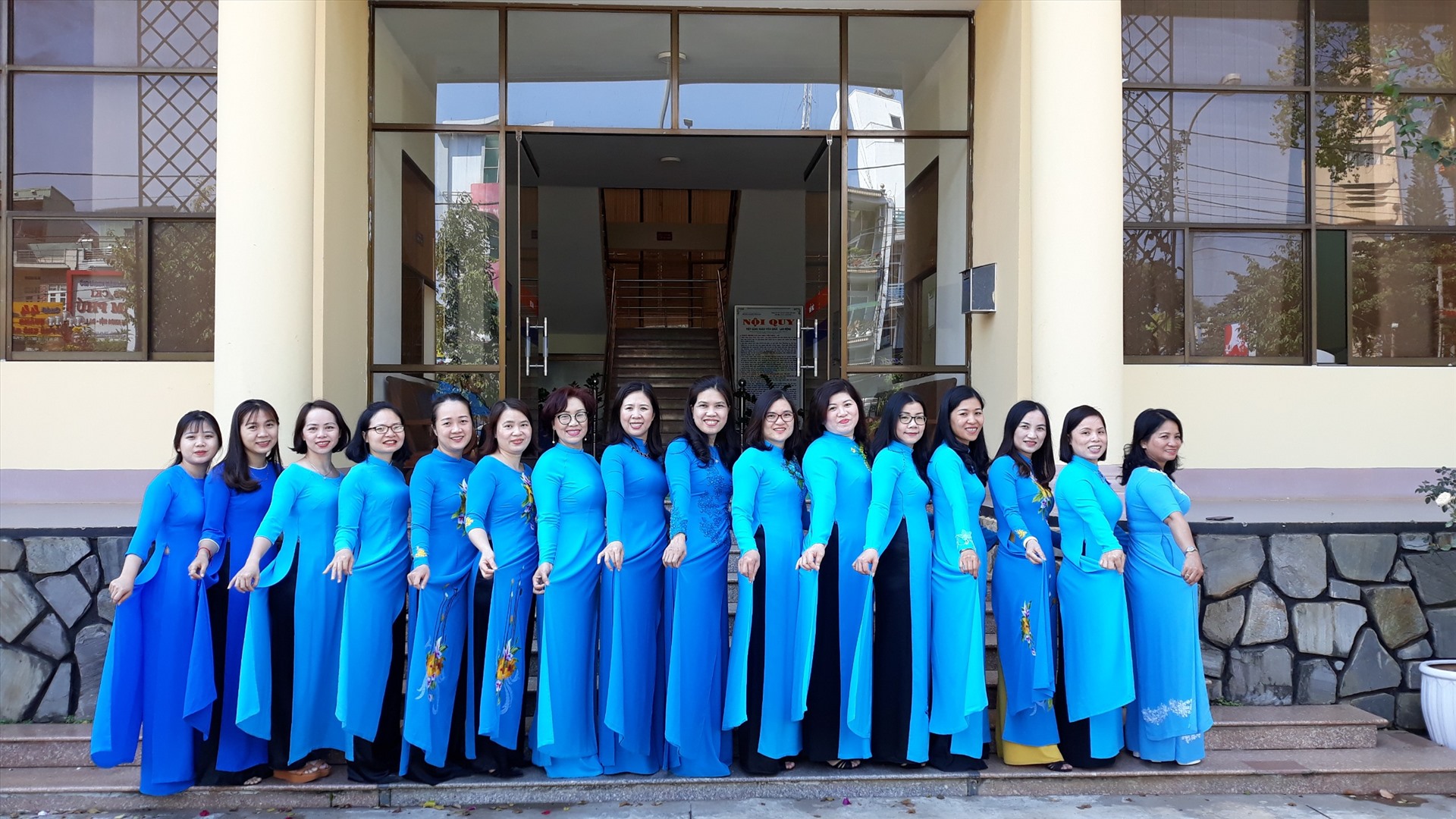 Lãnh đạo, cán bộ, CVCLĐ LĐLĐ tỉnh Gia Lai mặc áo dài tại công sở để chào mừng ngày Phụ nữ Việt Nam 8.3.