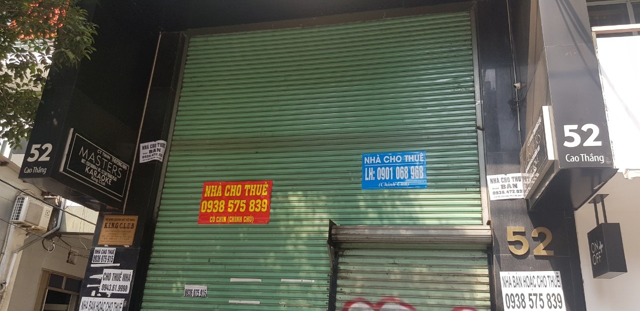 Một căn nhà trên đường Cao Thắng Q.3 cũng đầy rẫy dòng chữ bán hoặc cho thuê do doanh nghiệp trả lại vì ế ẩm.