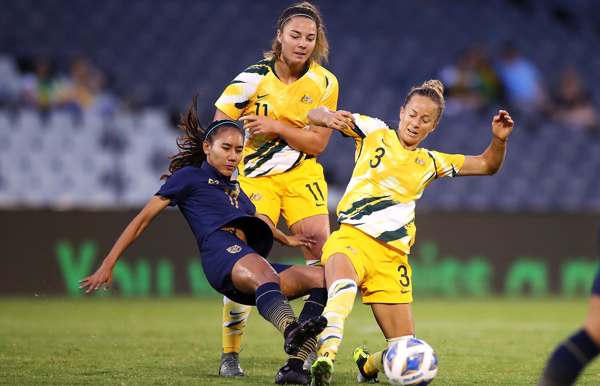 Đội tuyển nữ Australia (vàng) quyết định giữ nguyên 20 cầu thủ vừa tham dự vòng bảng mà không cần bổ sung hay thay thế bất cứ cầu thủ nào. Ảnh: AFC
