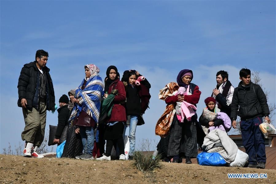 Những người di cư đã cố gắng vượt qua cửa khẩu Pazarkule ở tỉnh Edirne, Thổ Nhĩ Kỳ để qua Hy Lạp trong suốt 5 ngày qua. Ảnh: Tân Hoa Xã