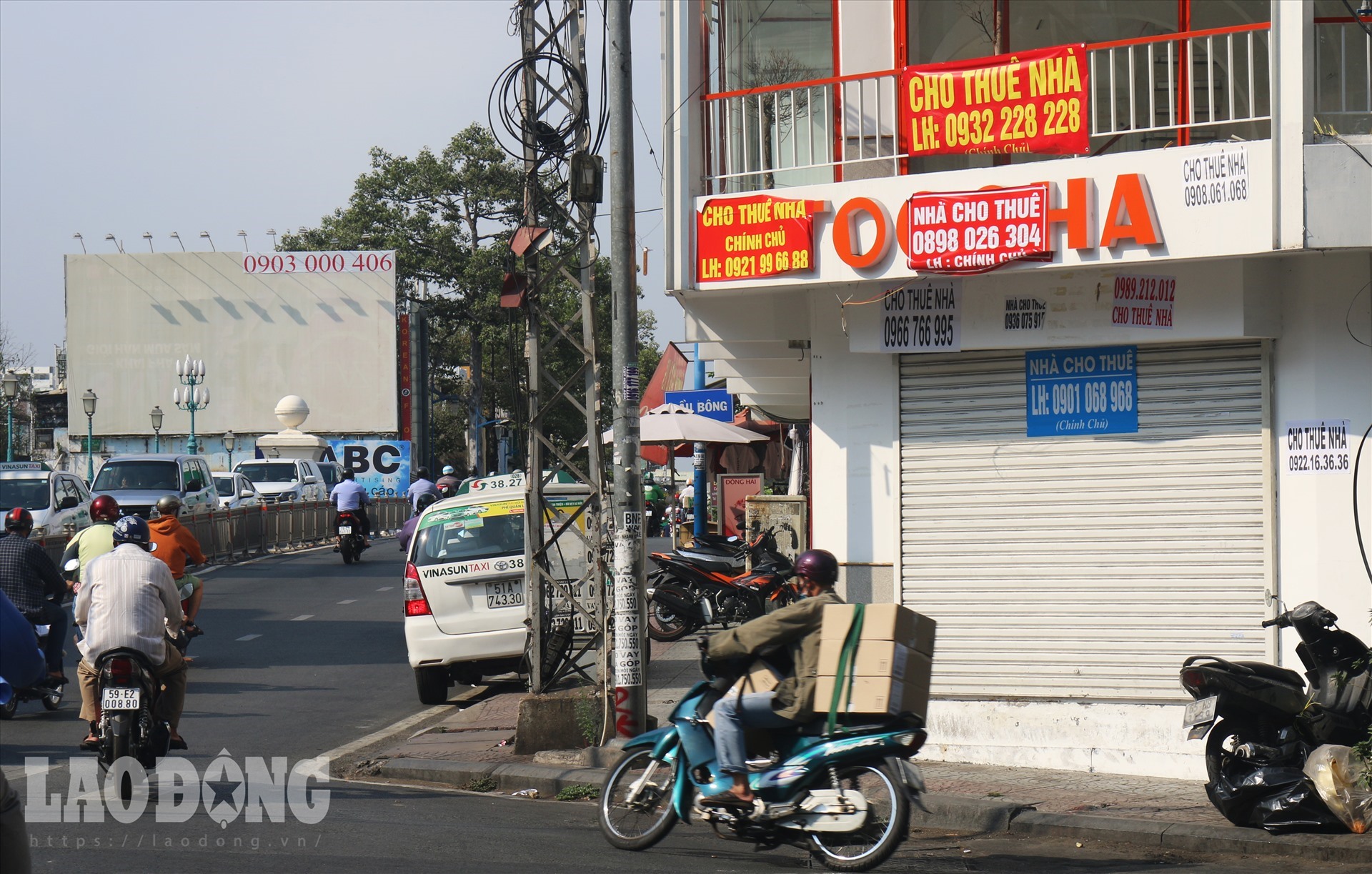 Cửa hàng nằm ở ngã ba Nguyễn Huy Tự - Đinh Tiên Hoàng (Quận 1) nơi được cho là địa điểm thu hút khách hàng ở các quận trung tâm như quận 1, quận 3 và các quận ngoài trung tâm: quận Bình Thạnh, quận Phú Nhuận... cũng được lần lượt treo biển “Cho thuê mặt bằng” như nhiều cửa hàng khác.