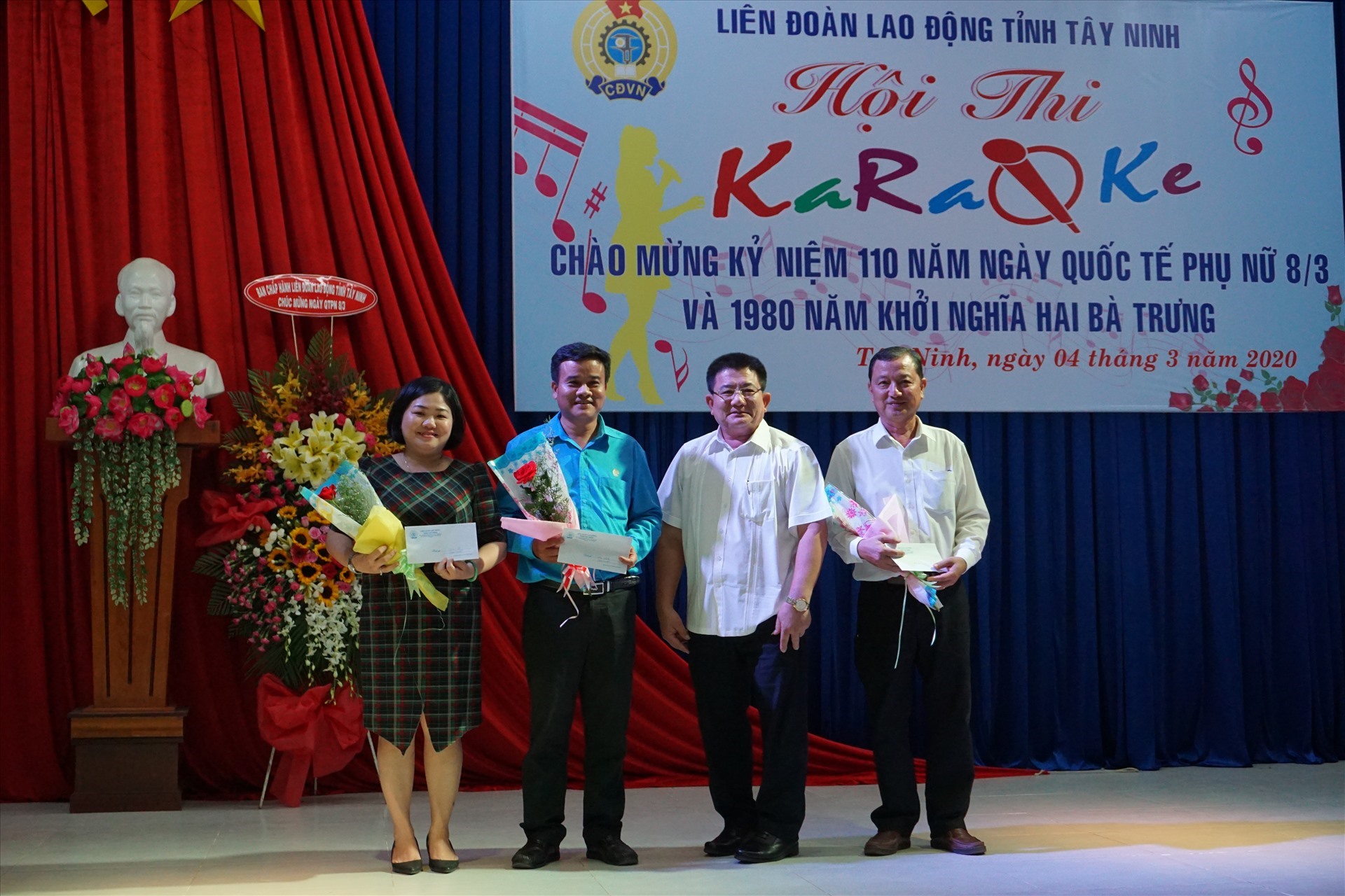 Ông Võ Văn Dũng – Chủ tịch LĐLĐ tỉnh trao thưởng cho các thí sinh đạt giải cao.
