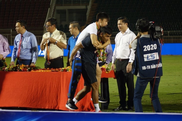 Duy Mạnh chấn thương nặng một phần vì cày ải quá nhiều trong màu áo CLB lẫn đội tuyển. Ảnh: Nguyễn Đăng.