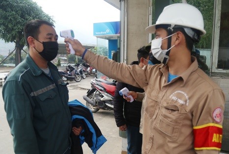 Công ty TNHH Khoáng sản và Luyện kim Việt - Trung yêu cầu tất cả người lao động  đeo khẩu trang và kiểm tra thân nhiệt trước khi vào nhà máy. Ảnh: L.C