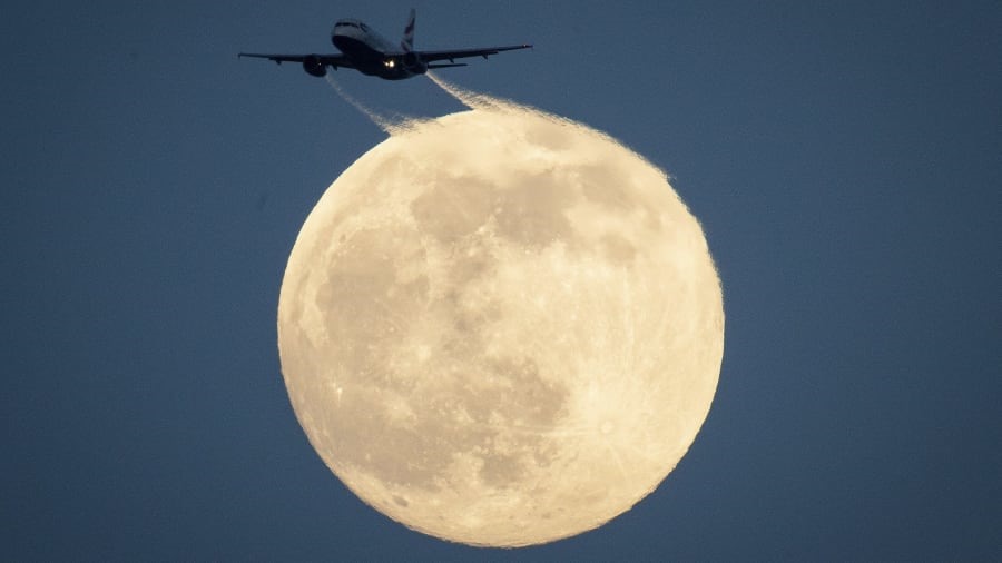 London: Hình ảnh hơi nóng phả ra từ động cơ máy bay trên bầy trời, giống như một chiếc lưới đánh cá đang vơ vét  ánh trăng về cho kịp trời tối. Ảnh: Aaron Chown