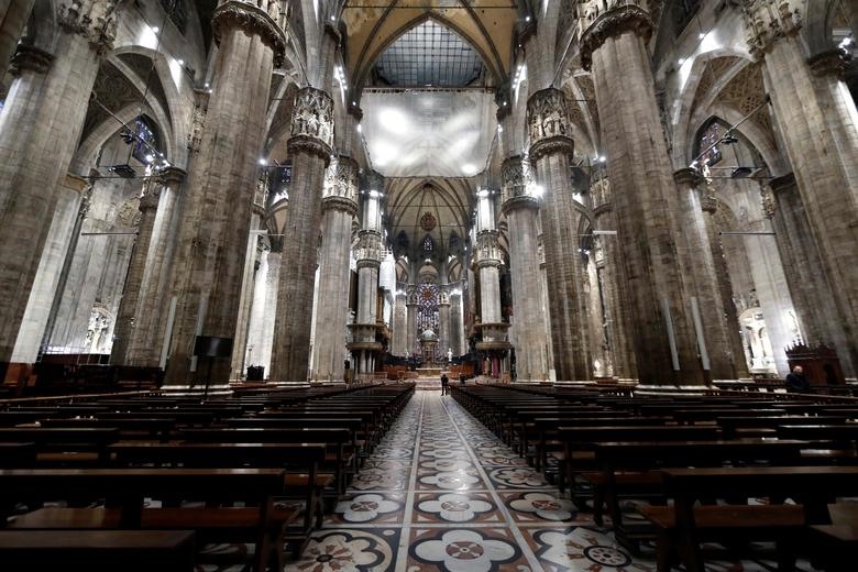 Hình ảnh nhà thờ Duomo (Milan, Italia) vắng bóng khách. Dịch COVID-19 vẫn đang tiếp tục lan nhanh ở Italia, chính quyền ở đây đang tìm mọi cách nhằm ngăn chặn sự lây lan này.