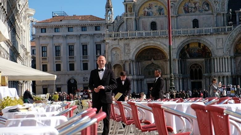 Italia là quốc gia bị thiệt hại nặng nhất ở châu Âu vì dịch COVID-19 khi số người nhiễm bệnh và số người chết tăng vọt. Tính đến trưa ngày 5.3, Italia đã có 3.089 ca dương tính với COVID-19, trong đó có 107 ca tử vong. Theo đó, nhiều nơi ở Italia trở nên vắng lặng. Trong hình, quảng trường St Mark (Venice, Italia), nơi thường đông khách du lịch, nay lại vắng bóng khách, chỉ còn vài nhân viên phục vụ.