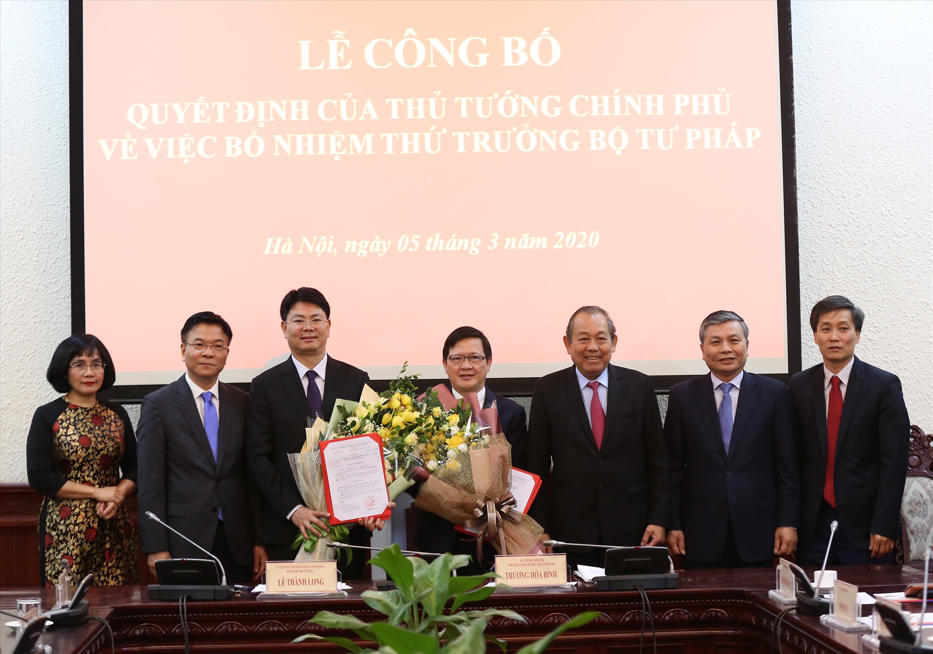 Phó Thủ tướng Trương Hòa Bình và lãnh đạo Bộ Tư pháp chúc mừng 2 tân Thứ trưởng. Ảnh: VGP/Lê Sơn.