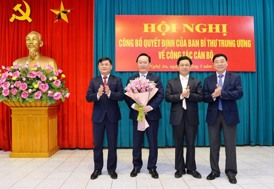 Lãnh đạo tỉnh Nghệ An chúc mừng ông Nguyễn Đức Trung. Ảnh: TC