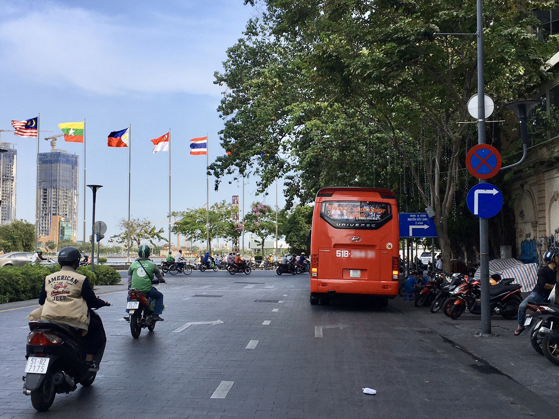 Xe khách dừng công khai trên đường Nguyễn Huệ (quận 1).