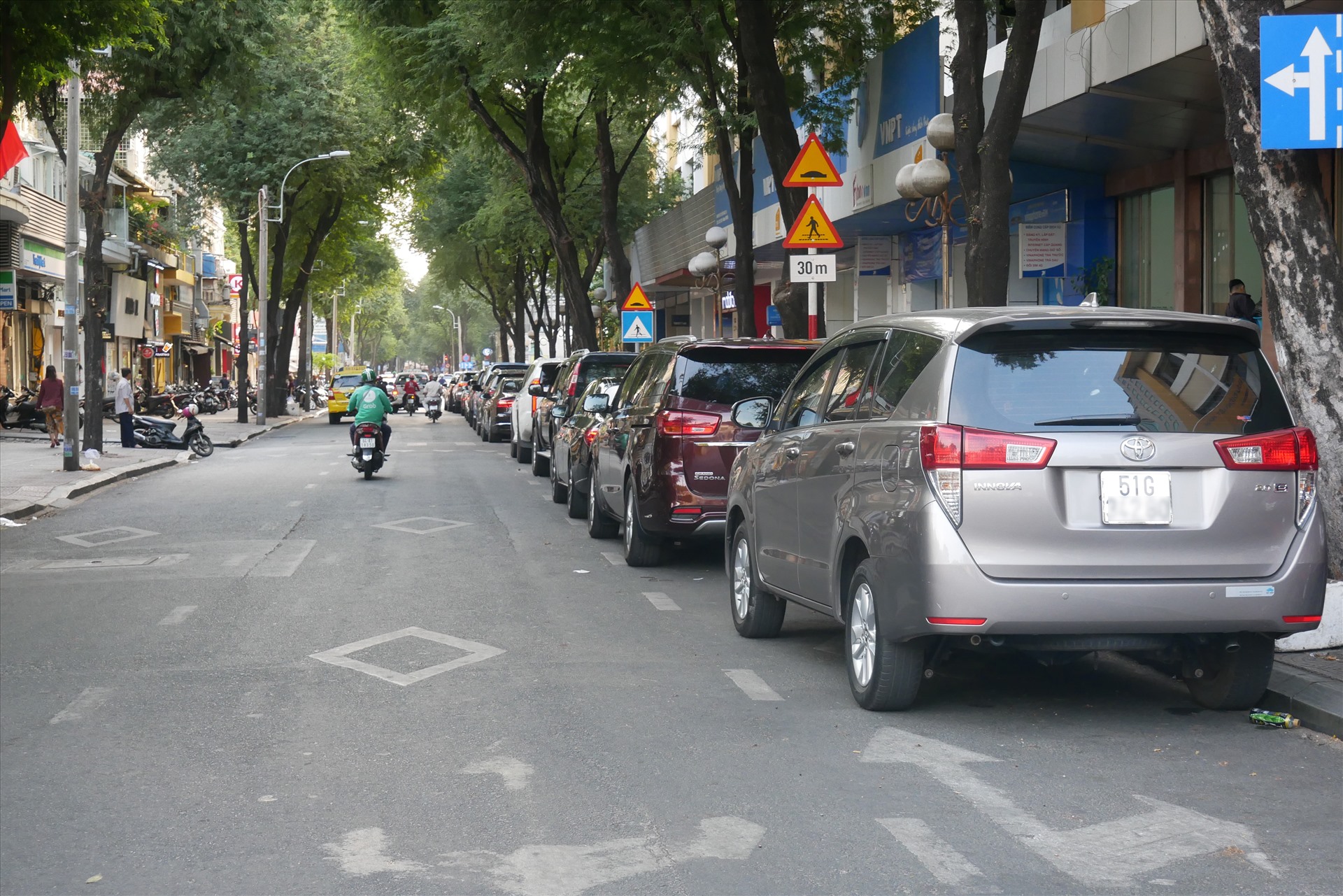 Đường Nguyễn Du (quận 1) nhiều phương tiện ngang nhiên dừng đỗ thành hàng dài
