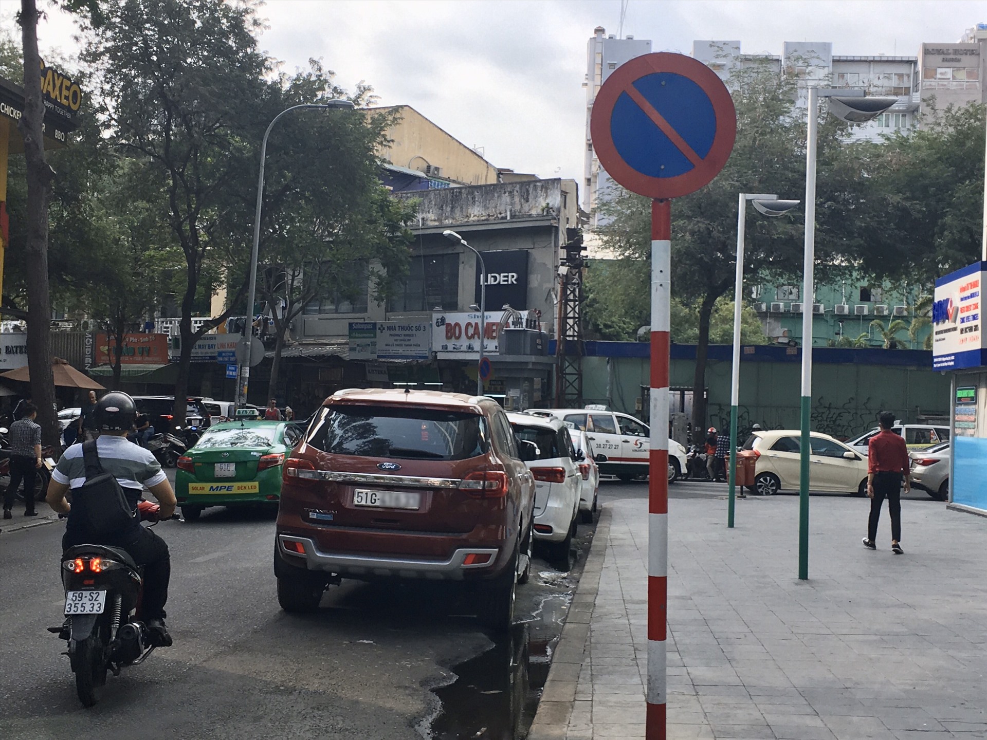 Nhiều phương tiện ngang nhiên đỗ dưới biển cấm trên  đường Hồ Tùng Mậu (quận 1)