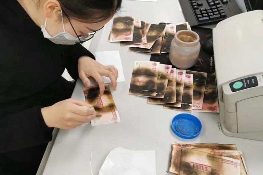 Một phụ nữ Trung Quốc khiến hơn 400 USD cháy xém vì tự khử trùng tiền bằng lò vi sóng. Ảnh: AO.