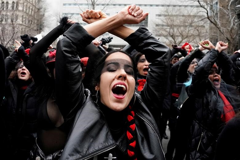 Phụ nữ tổ chức một cuộc biểu tình bên kia đường từ tòa án nơi xét xử vụ tấn công tình dục của nhà sản xuất Harvey Weinstein đang được tổ chức tại Manhattan, thành phố New York, ngày 10.1
