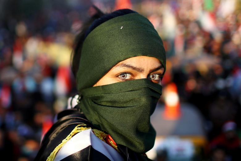 Một nữ biểu tình người Iraq tham gia các cuộc biểu tình chống chính phủ ở Baghdad, Iraq ngày 1 tháng 11 năm 2019. REUTERS / Ahmed Jadallah