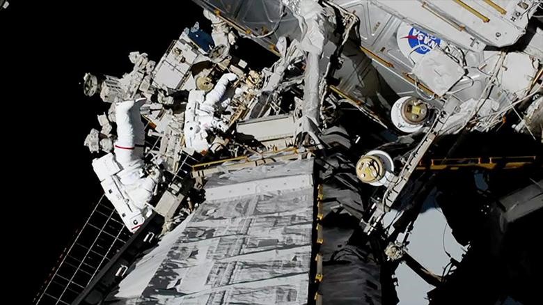 phi hành gia người Mỹ Jessica Meir và Christina Koch thực hiện chuyến bay vũ trụ toàn nữ đầu tiên bên ngoài Trạm vũ trụ quốc tế, ngày 18 tháng 10 năm 2019.