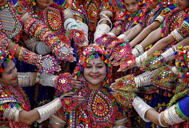 Người tham gia mặc trang phục truyền thống tạo dáng chụp ảnh trong buổi tập cho Garba, một điệu nhảy dân gian, trước Navratri, một lễ hội trong đó các tín đồ tôn thờ nữ thần Hindu Durga, tại Ahmedabad, Ấn Độ, ngày 25 tháng 9 năm 2019. REUTERS / Amit Dave